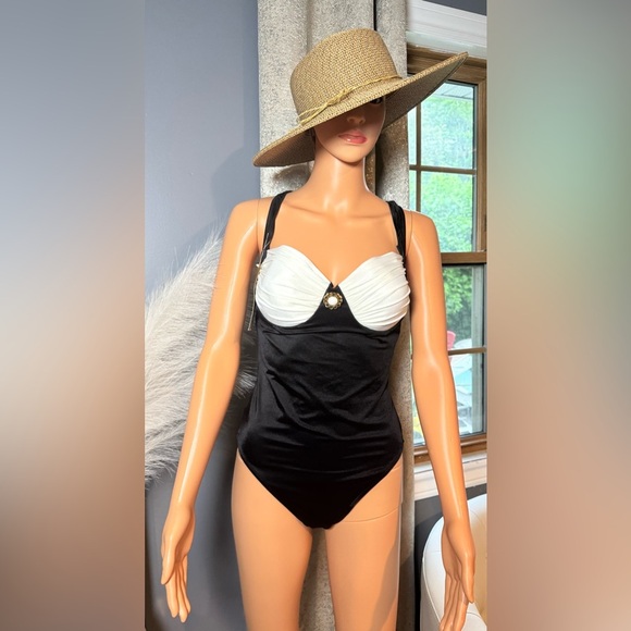 Gottex Black and White Bikini with Structured Elegance‎ - Picture 4 of 14